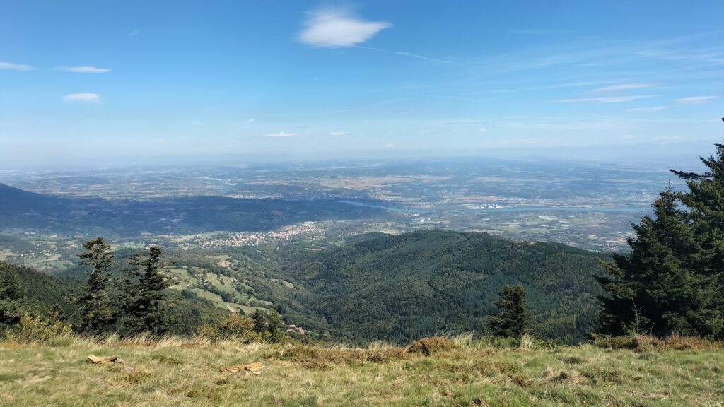 Vue sur le vallée du Rhône depuis le tour des crêts du Pilat