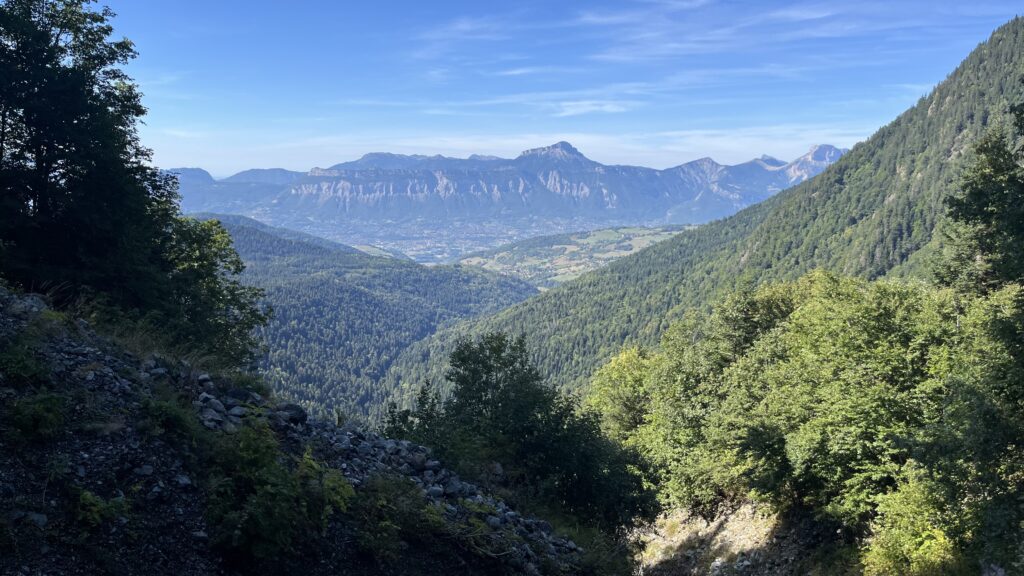 Vue sur les montagnes depuis la cascade de l'Oursière