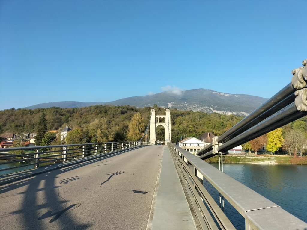 Etape de la Via Rhôna entre Groslée et l'Isle de la Serre