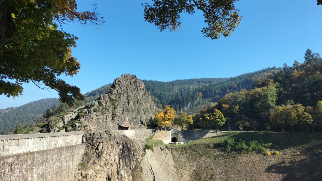 Barrage du Gouffre d'Enfer et son rocher caractéristique 