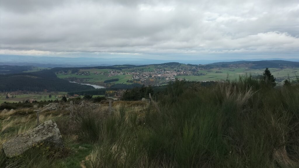 Vue sur la vallée et les montagnes environnantes depuis le crêt de Chaussitre