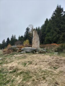 Site mégalithique sur le retour de la randonnée du crêt de Chaussitre et de la Tourbière de Gimel