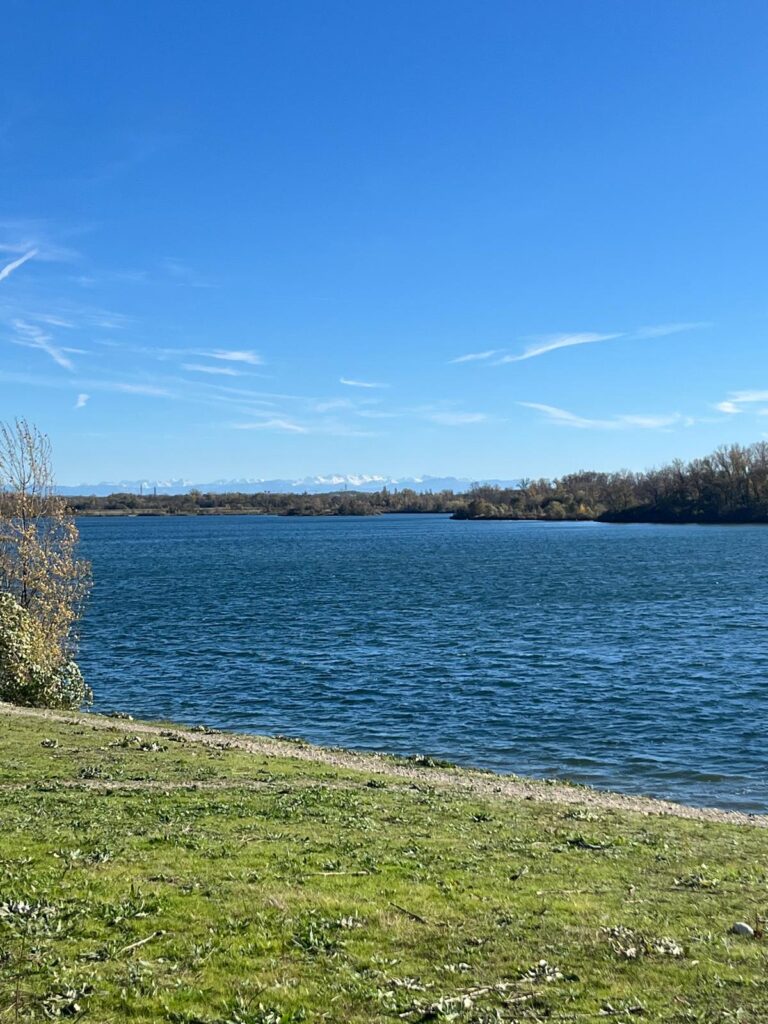 Vue sur les montagnes depuis le lac de Miribel