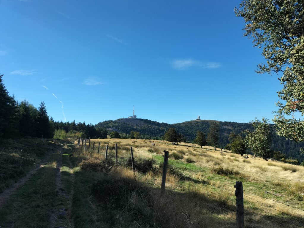 Vue sur le crêt de l'Oeillon et le massif du Pilat