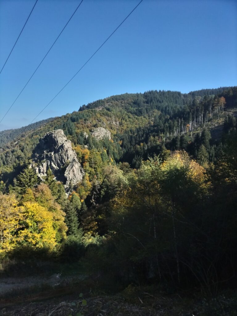 Vue sur les rochers et les arbres environnants depuis le barrage du Gouffre d'Enfer