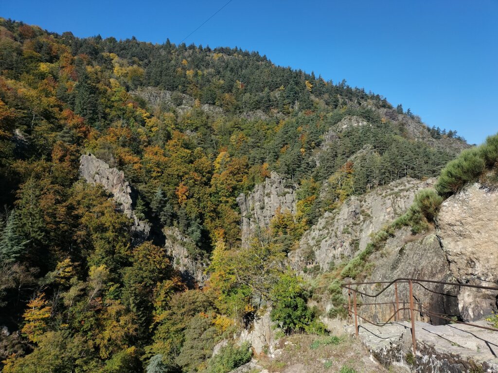 Vue sur les rochers et les arbres environnants depuis le barrage du Gouffre d'Enfer