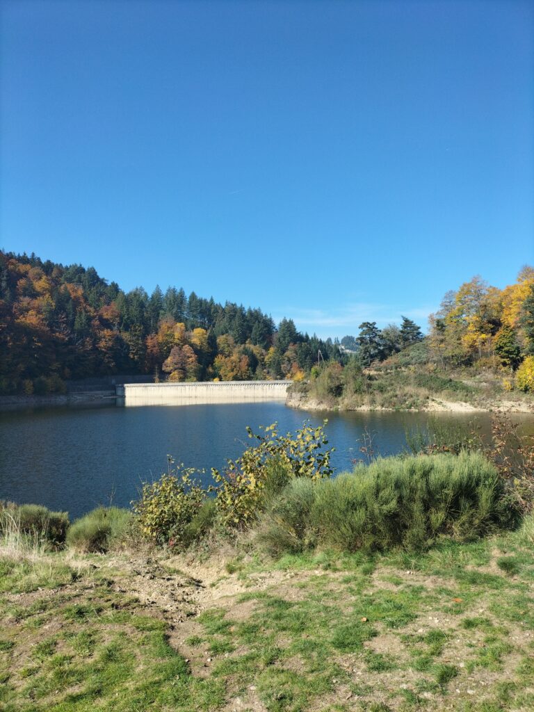 Vue dégagée sur le barrage du Pas du Riot
