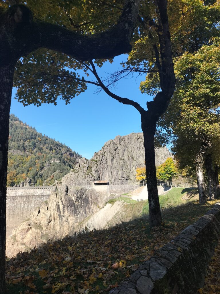 Vue sur une colline rocheuse au bord du barrage du Gouffre d'Enfer