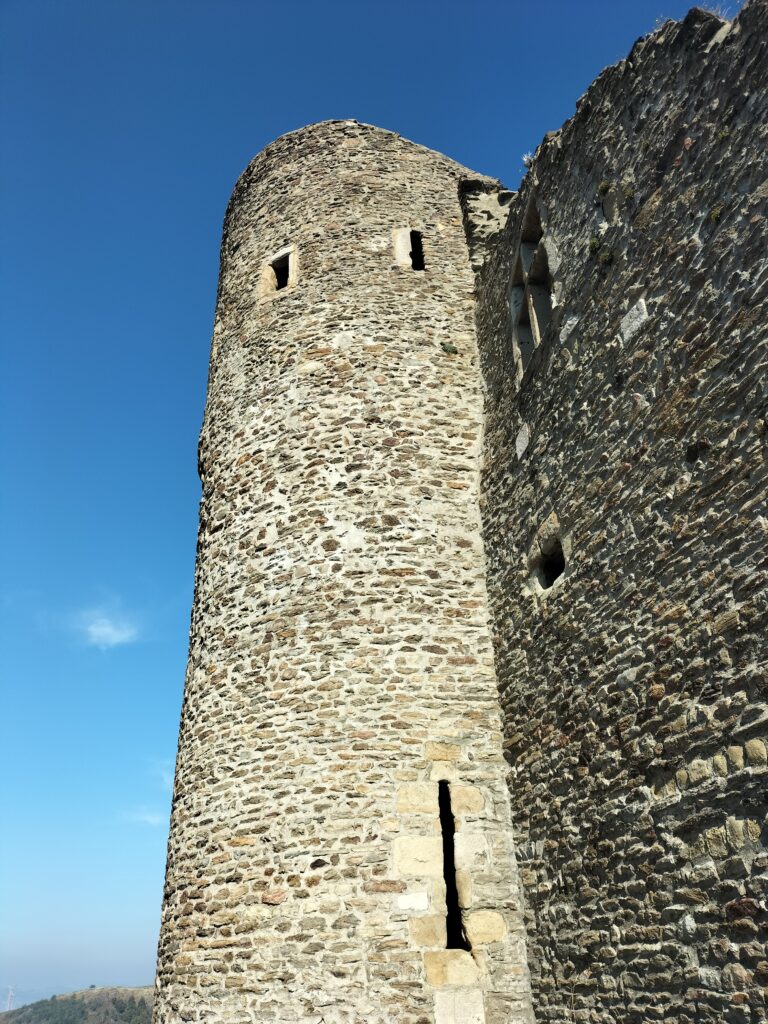 Tour en pierre du château de Rochetaillée