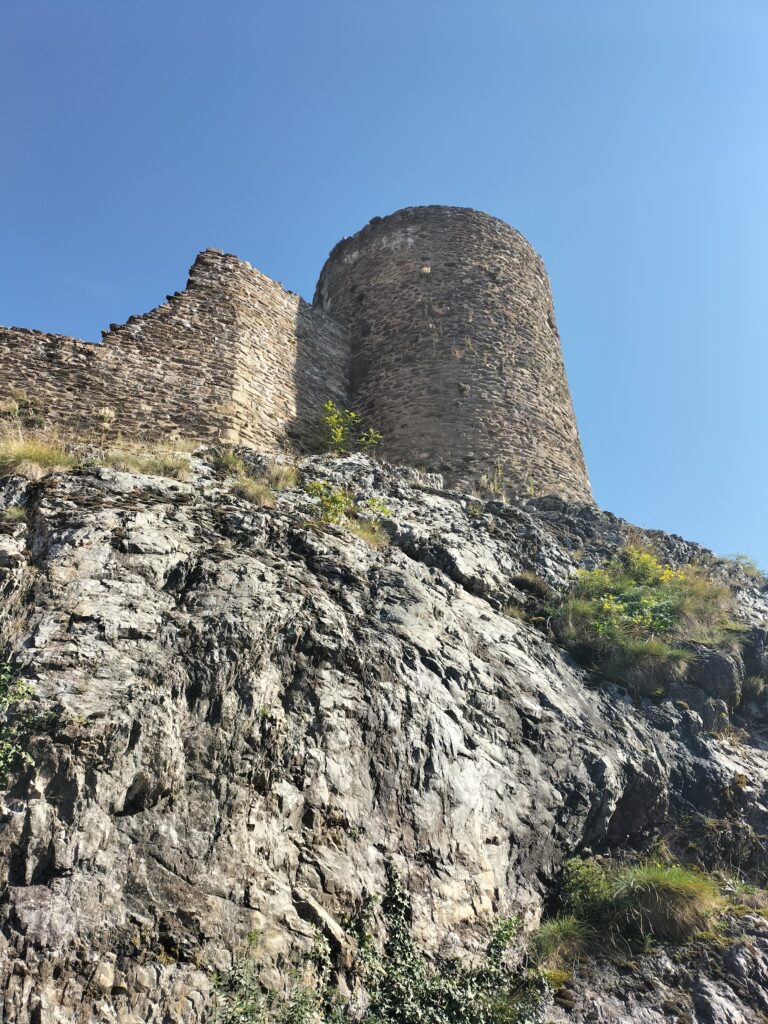 Tour en pierre du château du village de Rochetaillée