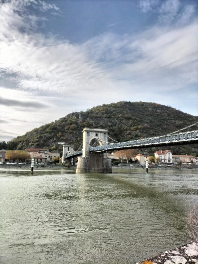 Pont sur la rivière avec colline