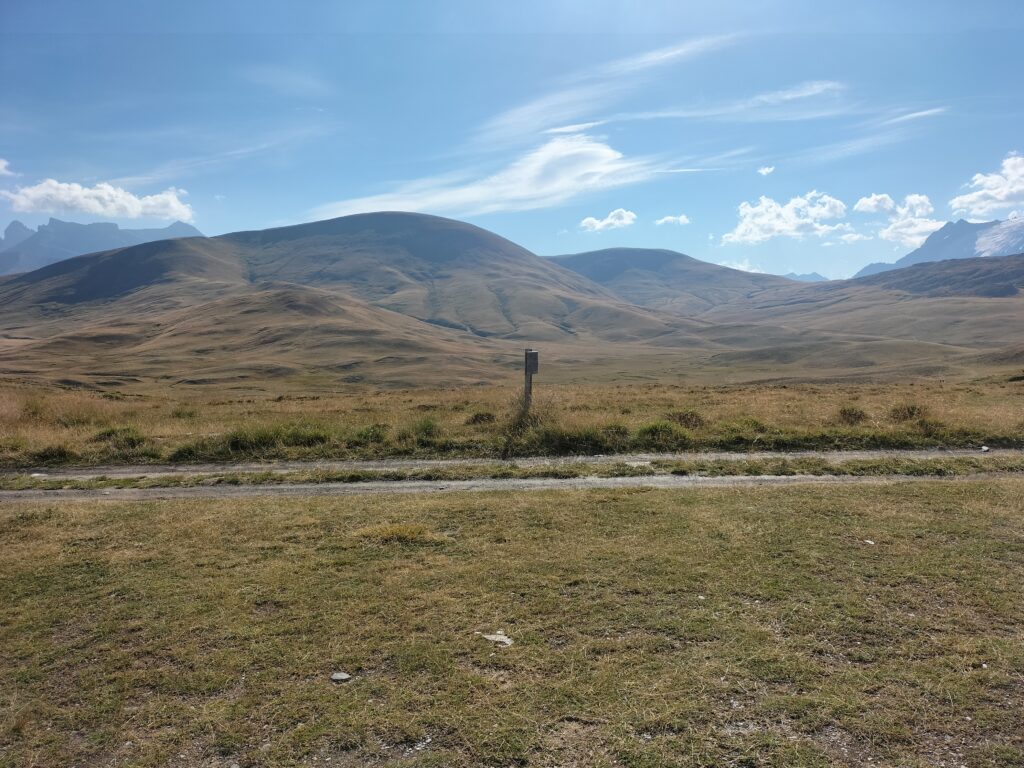 Chemin de randonnée sur le plateau d'Emparis