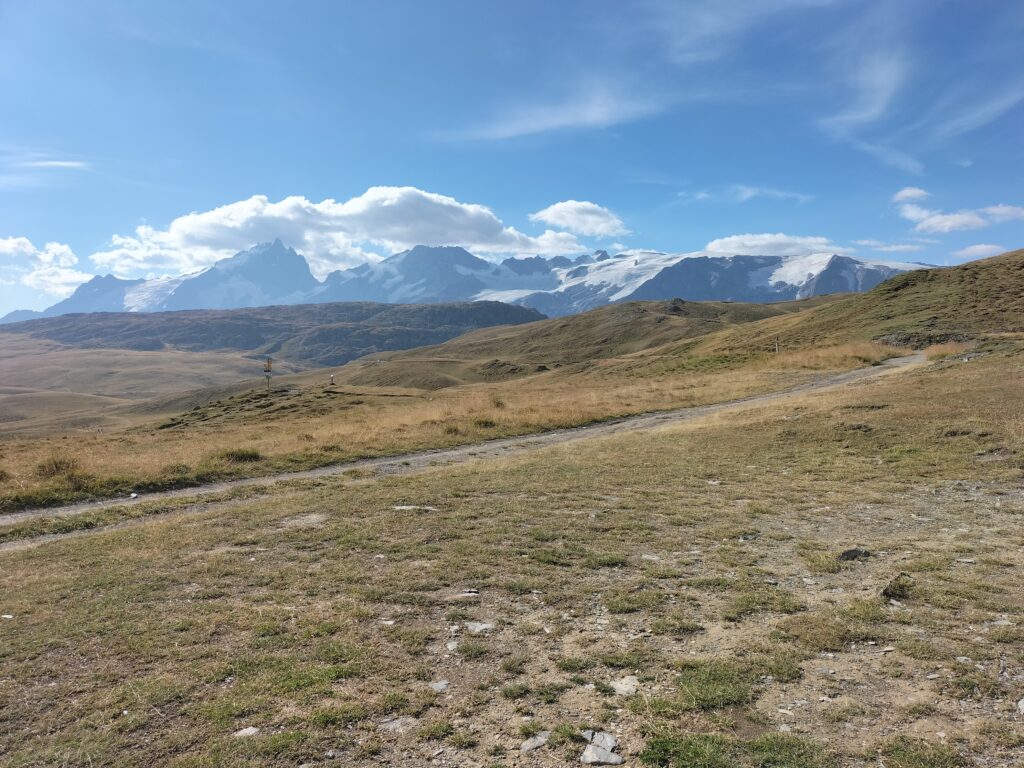 Vue sur les montagnes enneigées depuis le plateau d'Emparis