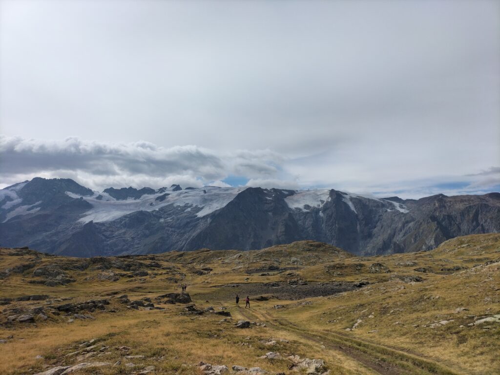 Vue sur les montagnes enneigées depuis le plateau d'Emparis