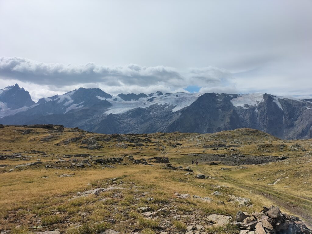 Vue sur les montagnes enneigées depuis le plateau d'Emparis