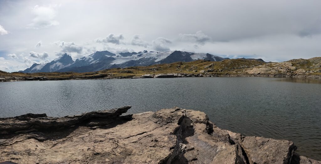 Lac Noir avec vue sur les montagnes enneigées