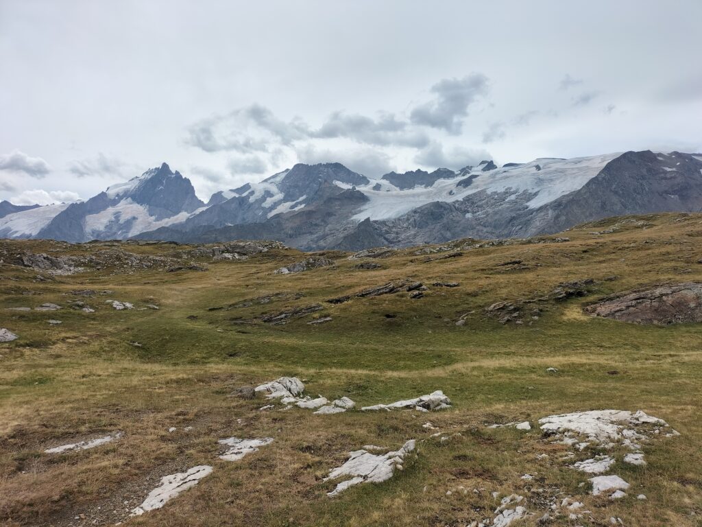 Vue sur les montagnes enneigées depuis le plateau d'Emparis