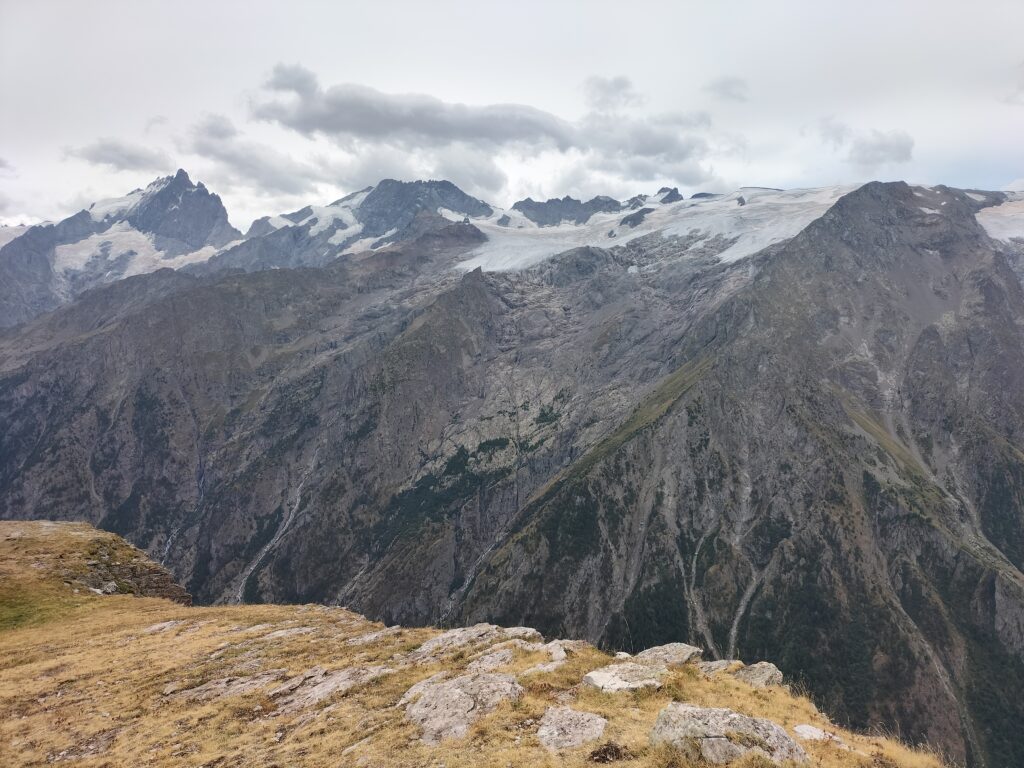 Vue sur les montagnes enneigées