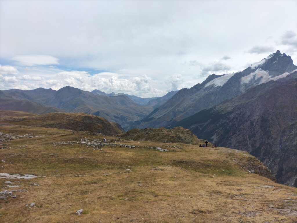 Vue sur une montagne enneigée depuis le plateau d'Emparis