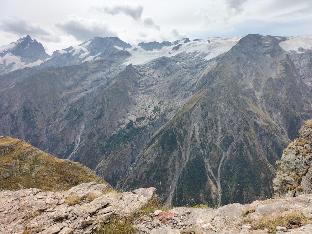 Vue sur les montagnes enneigées