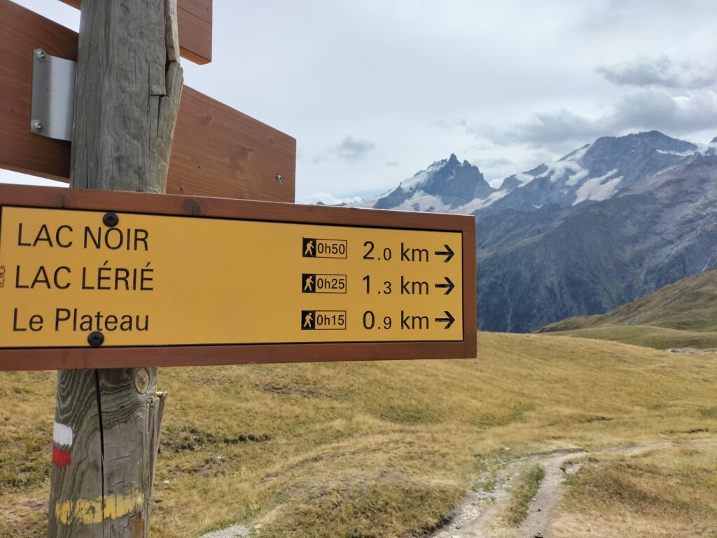 Panneau indiquant le lac Noir et le lac Lérié