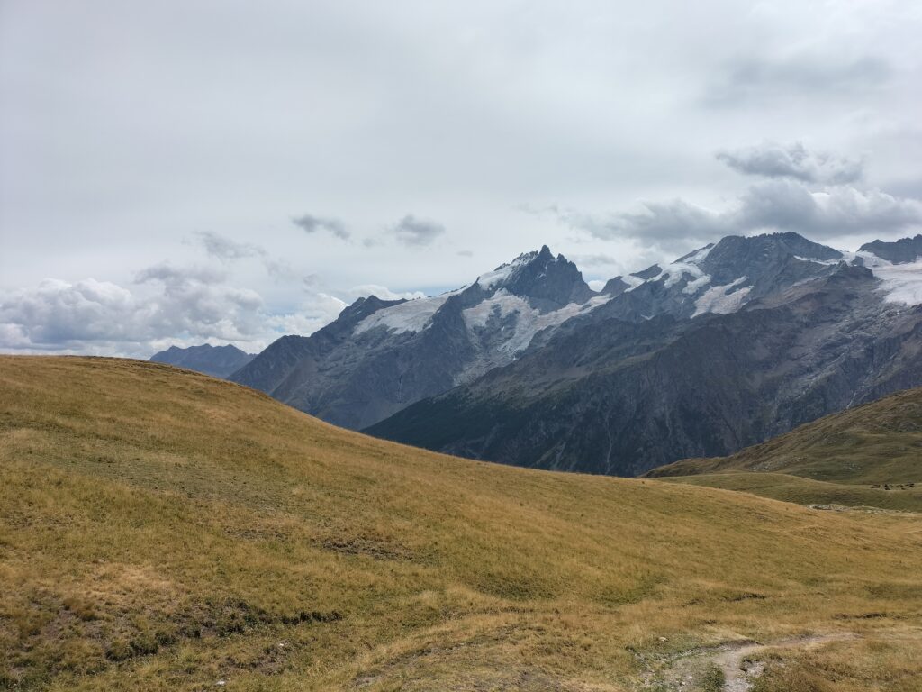 Vue sur les montagnes enneigées depuis le plateau d'Emparis