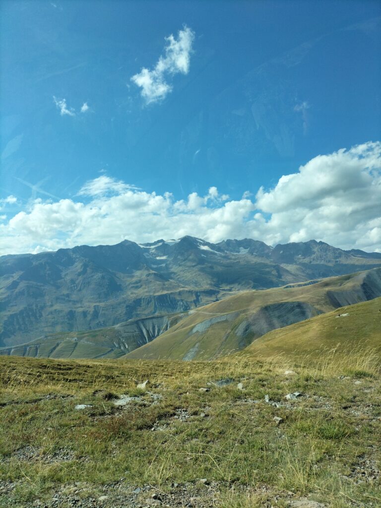 Vue sur les montagnes depuis la route qui monte au plateau d'Emparis