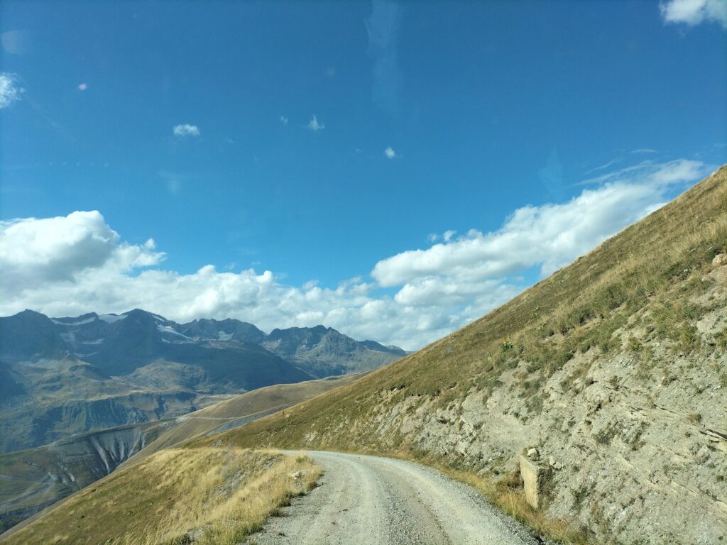 Route qui monte au plateau d'Emparis